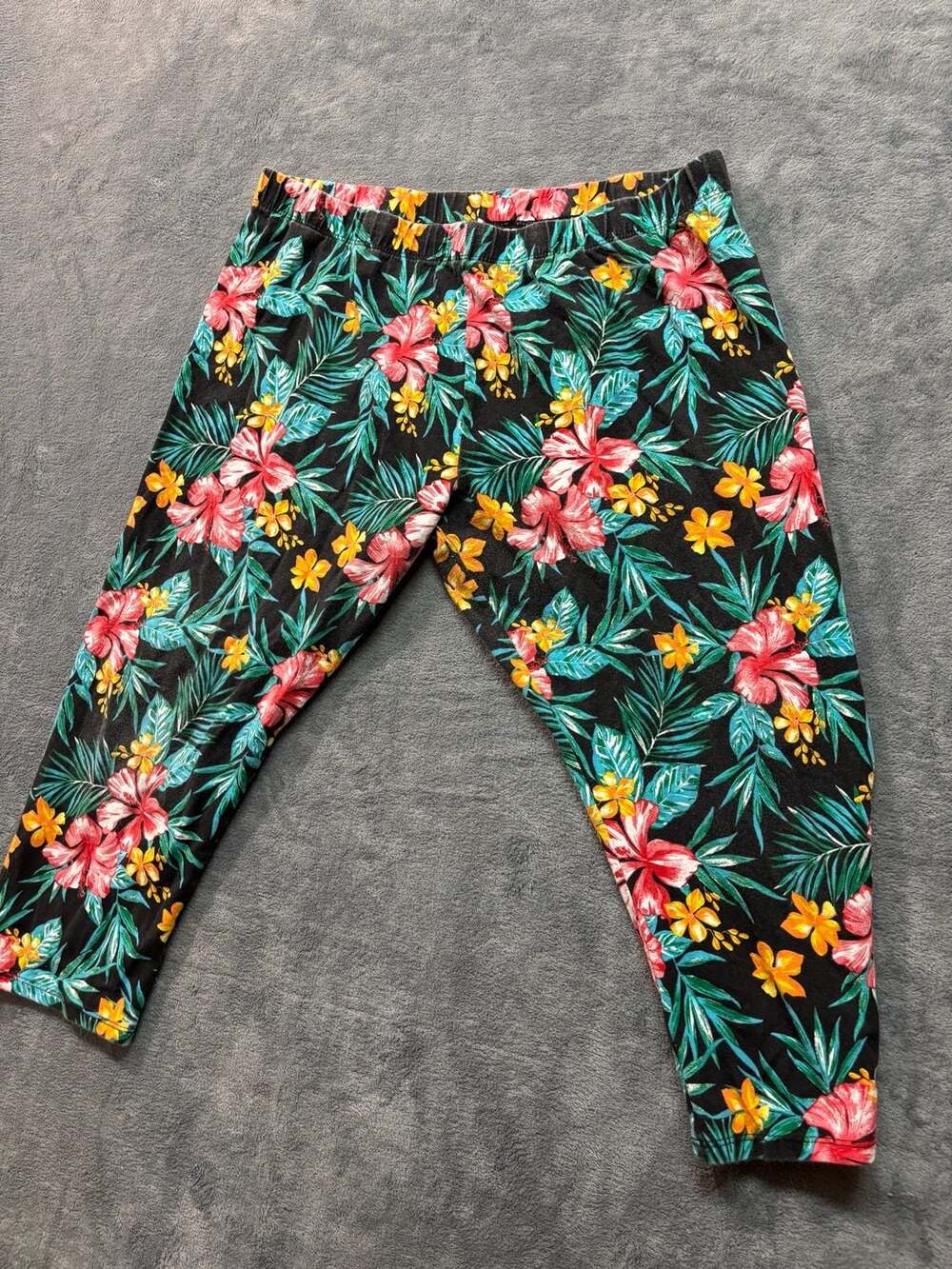 No Boundaries Women's Tropical Floral Print Capri Leggings